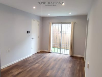 Apartamento en alquiler, 2 dormitorios, 1 baño, patio. Gastos comunes incluidos. Buceo.