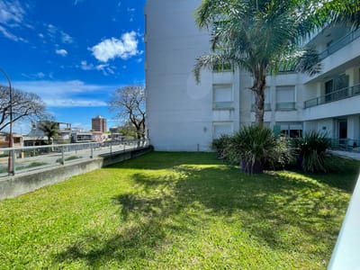 Apartamento de 1 Dormitorio en Tres Cruces con Patio Privado de 9m² y Garaje Incluido.