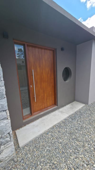 ¡Oportunidad Única! Casa Exclusiva en P. del Este con Financiamiento Flexible: USD 240.000 y 24 Cómodas Cuotas de USD 2.400.