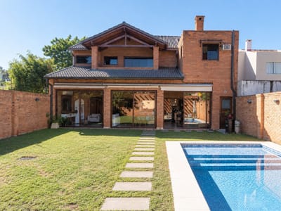 Vendo residencia en barrio mburucuya con amplio terreno 