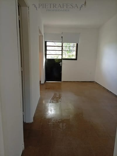 Apartamento en alquiler, 1 dormitorio, 1 baño, patio. Sin gastos comunes. Perez Castellanos.