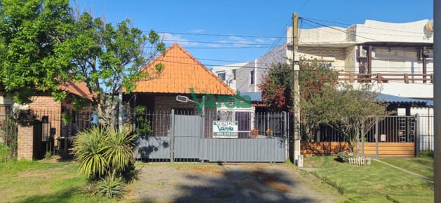 Casa 3 dormitorios, 2 baños, en PH, a 60 metros de Rambla
