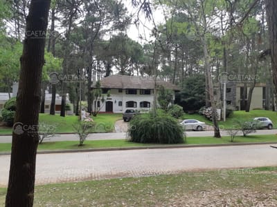 Barrio cerrado a pasos del mar con todos los servicios. Solanas, Punta del Este. Chalet en venta