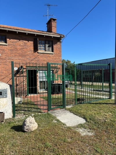 Casa de 3 dormitorios en Lomas de Solymar con cochera x 3 y patio con parrillero