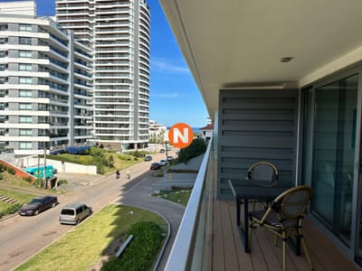 Vende apartamento de 1 dormitorio y medio en Peninsula, Punta del Este
