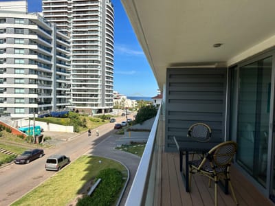 Vende apartamento de 1 dormitorio y medio en Peninsula, Punta del Este