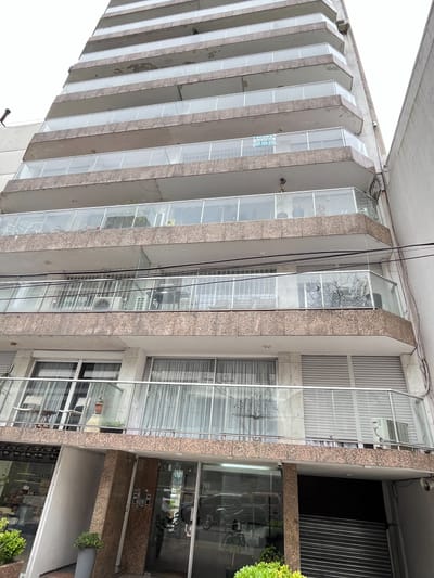 VENTA APARTAMENTO PUNTA CARRETAS 3 DORMITORIOS TERRAZAS SERVICIO GARAJE, CALEFACCION CENTRAL.EXCELENTE LUGAR!