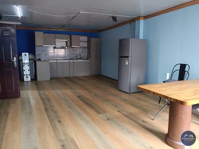 Vivienda con local comercial y amplios depósitos en venta en Cordón