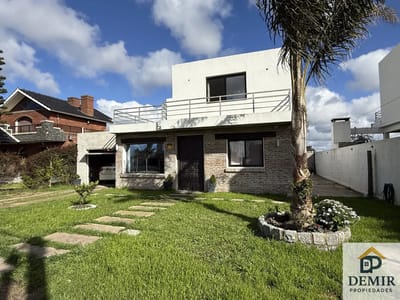 Casa en venta c/ cochera en Barros Blancos