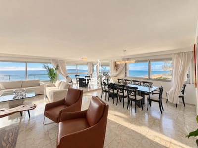 Venta de apartamento de 3 dormitorios + dependencia en primera linea de playa mansa