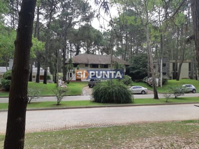 Barrio cerrado a pasos del mar con todos los servicios. Solanas, Punta del Este. Chalet en venta