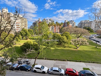 FRENTE A VILLA BIARRITZ. 185 MTS. VAZQUEZ LEDESMA CASI RAMBLA! 4 Y SERV+ESTAR. BALCON. GJE + ALQ OTRO. GC$28.000 LOSA + PORT.