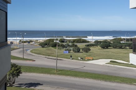 Apto en edificio Panorama VI, muy cerca de la playa Brava al final de la Av. Chiverta.