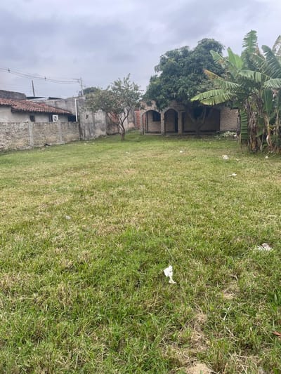 VENDO TERRENO CON CONSTRUCCIÓN: SAN LORENZO, BARRIO SAN ISIDRO