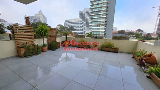 Cómoda planta a metros de Playa Brava