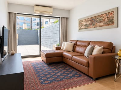 VENTA APARTAMENTO TOTALMENTE AMUEBLADO – 1 DORMITORIO CON GRAN PATIO CON PARRILLERO - GARAJE