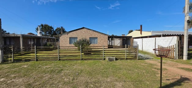Muy linda y confortable casa en una sola planta,padrón único de muy buena superficie interior y exterior, 3 dormitorios, 1 baño,con cochera techada, jardín, excelente fondo, barbacoa.