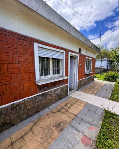 Venta casa en Peñarol. Dos dormitorios, un baño, parrillero, depósito, barbacoa