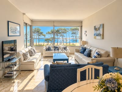 Venta de Apartamento Dos Dormitorios y dependencia en primera linea mansa