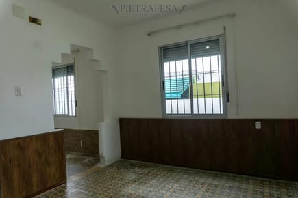 Casa en alquiler, 2 dormitorios, 1 baño, patio, cochera. Buceo.