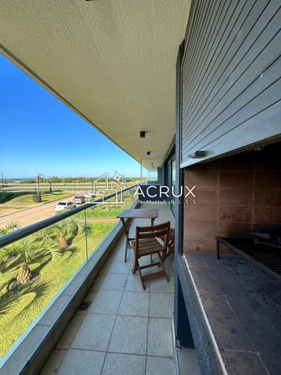 Se vende apartamento con parrillero propio.