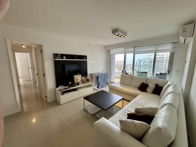 Apartamento amplio de categoría con vista a Playa Mansa y Playa Brava