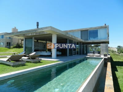 Excelente casa moderna en Tio tom, pegada al mar