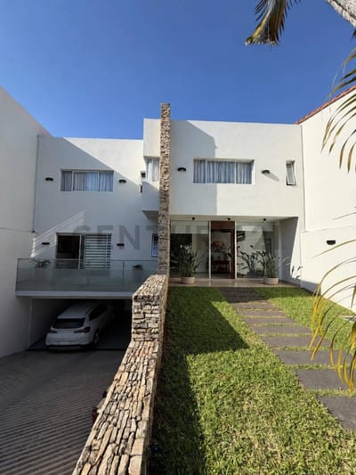 EN VENTA | Casa de 4 Dormitorios sobre 660 m² con Piscina a 180 m de Primer Presidente