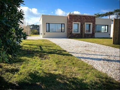 VENTA ALQUILA CASA 3 DORMITORIOS Y PISCINA CLIMATIZADA PUNTA DEL ESTE