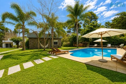 Moderna Casa de 4 Dormitorios, Piscina Climatizada y Parrillero en Playa Mansa, Punta del Este