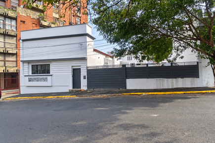 Terreno en venta en San Roque | Zona Touring | 14,42 metros de frente Una opción para quienes buscan un terreno en el centro de Asunción para desarrollar un proyecto vinculado a servicios de salud o estacionamiento.