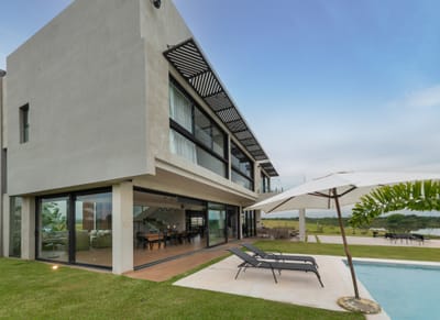 EN VENTA | Casa a Estrenar de 4 Suites sobre 1.460 m² en Pueblo del Río