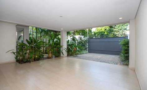 EN VENTA | Casa a Estrenar de 5 Suites sobre 621 m² en Ycuá Satí