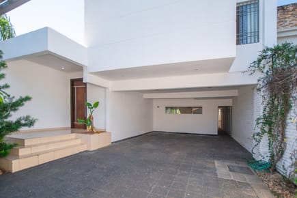 EN VENTA | Casa de 3 Dormitorios sobre 660 m² con Piscina Cerca de Primer Presidente
