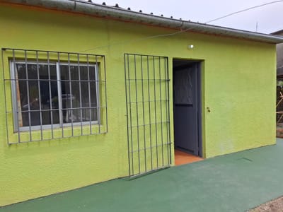 CASA INDEPENDIENTE DOS DORMITORIOS. COCHERA. GRAN ESPACIO CERCADO VERDE AL FRENTE. MUY BUEN ENTORNO. GARANTÍA ANDA