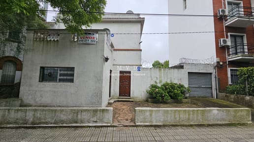 Casa en venta, próxima a colegios, tres dormitorios, 2 baños y garaje
