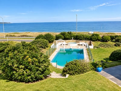 Primera fila, playa mansa con vista al mar. Piscina