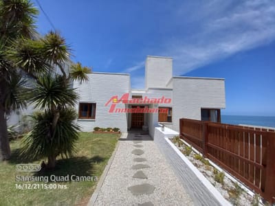 Vende casa en excelente estado, reciclada. De 6 dormitorios en Peninsula. Punta del Este