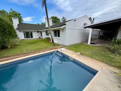 Casa en alquiler de 3 dormitorios con piscina en Carrasco Country barrio con seguridad
