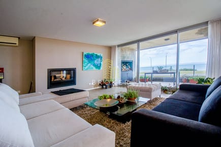 Venta Departamento Punta Del Este frente al mar 3 suites, 200m2 y parrilla