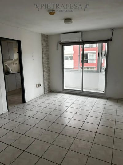 Apartamento en alquiler, monoambiente, 1 baño, terraza. Cordón.