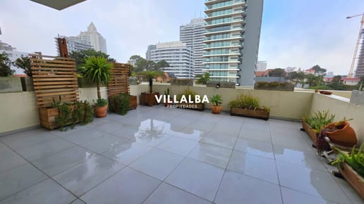 Cómoda planta a metros de Playa Brava