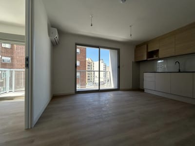 3718 | LUMINOSO APARTAMENTO A ESTRENAR DE 1 DORMITORIO AL FRENTE CON DOS TERRAZAS, PARRILLERO Y COCHERA – CORDÓN