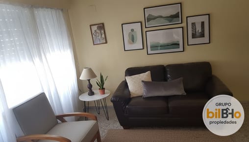 Casa en alquiler c/ cochera techada , 2 amplios dormitorios y fondo con parrilla