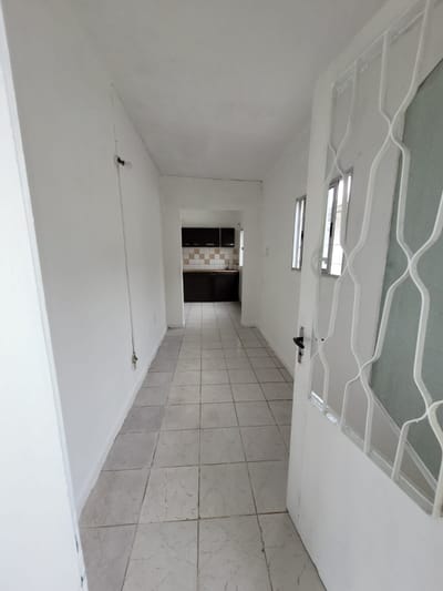 Casa 2 dormitorios sobre calle Helvecia