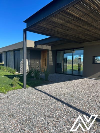 VENTA CASA  LA JUANA DE 3 DORMITORIOS