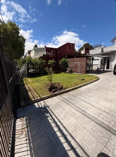 VENTA – CASA DE 3 DORMITORIOS CON PISCINA, PARRILLERO Y COCHERA EN BRAZO ORIENTAL