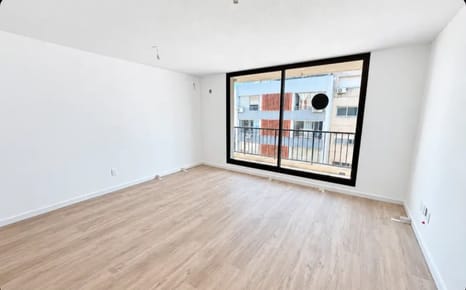 VENTA – MONOAMBIENTE A ESTRENAR CON TERRAZA EN TRES CRUCES SIN GASTOS DE CONEXION