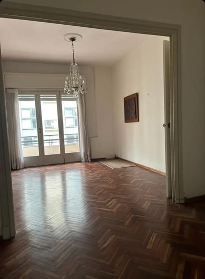 VENTA – APARTAMENTO DE 2 DORMITORIOS + SERVICIO, CON DOS TERRAZAS EN CENTRO