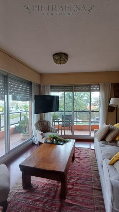 Apartamento en venta, 4 dormitorios, 3 baños, terraza cochera. Parque Miramar.
